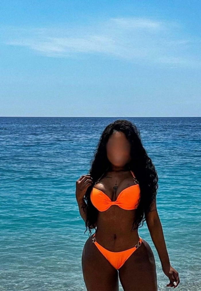 HERMOSA LATINA CON CURVAS Y CULO GRANDE EN PUERTO