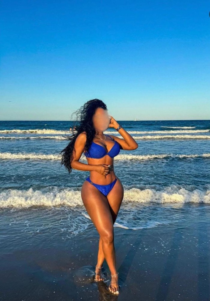 HERMOSA LATINA CON CURVAS Y CULO GRANDE EN PUERTO