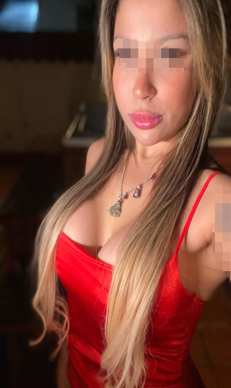 Rubia latina fiestera cañera a tope