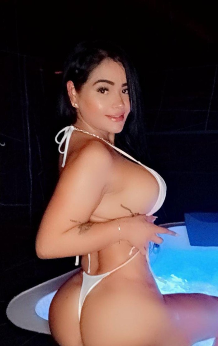 COLOMBIANA SENSUAL ARDIENTE DE PASO POR TORREMOLIN