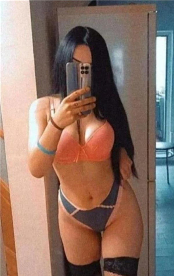 Bella morena un bombazo por tu zona