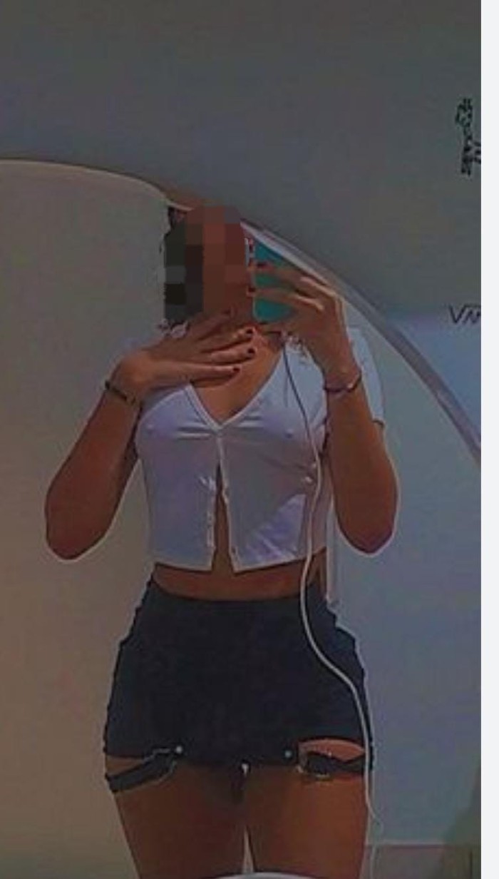 Delgada cachonda Escort morena