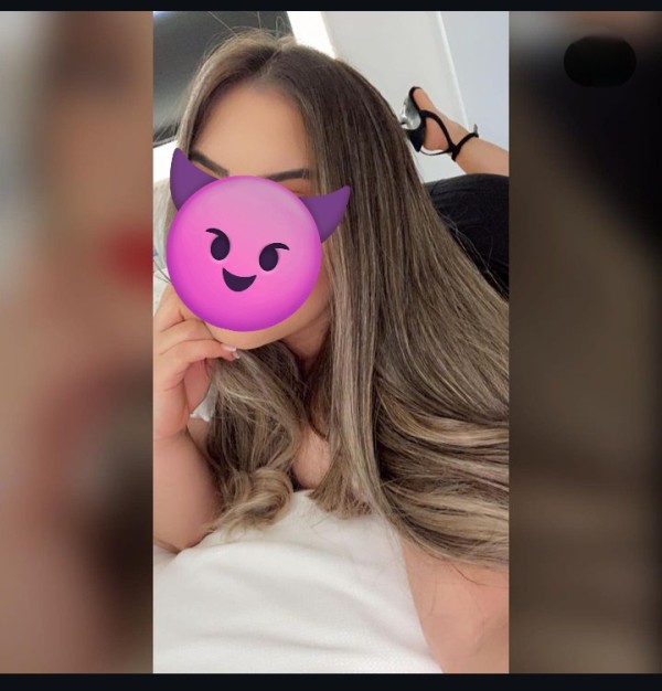 LATINA JOVENCITA MORBOSA SEDIENDE DE SEXO