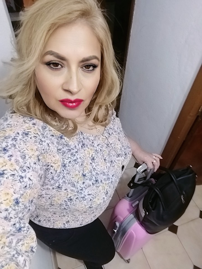 Hermosa rubia simpática cariñosa atractiva