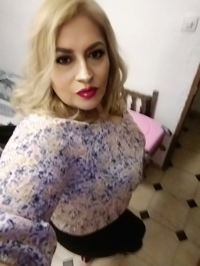 Hermosa rubia simpática cariñosa atractiva