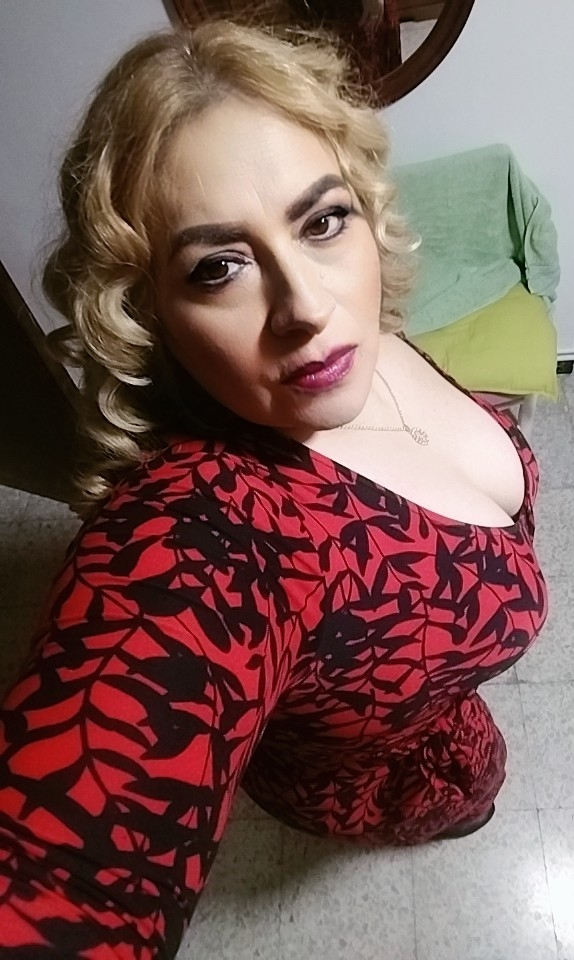 Hermosa rubia simpática cariñosa atractiva