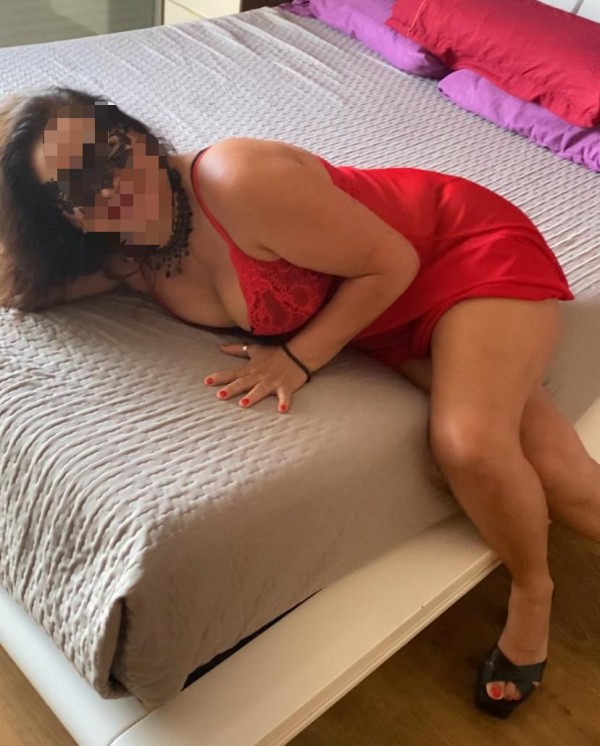 Latina madurita 51 años  fuego total