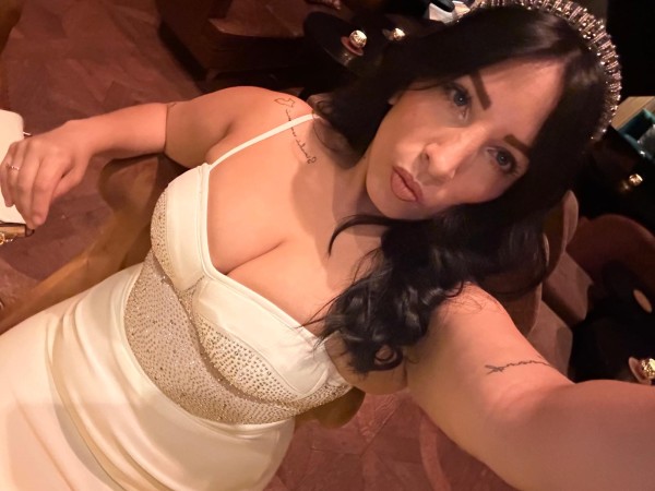 Joven delgada hondureña soy pequeña estátura completo 24 horas besos