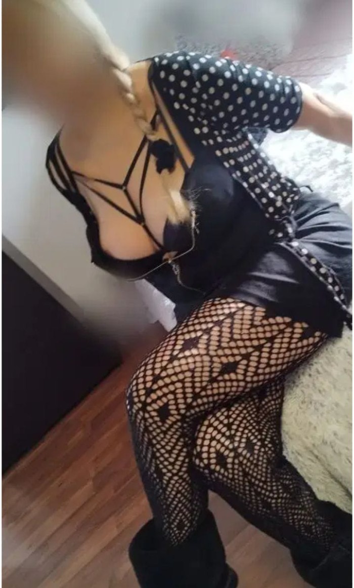 DELICIOSA Y EXUBERANTE LATINA CON GANAS DE SEXO