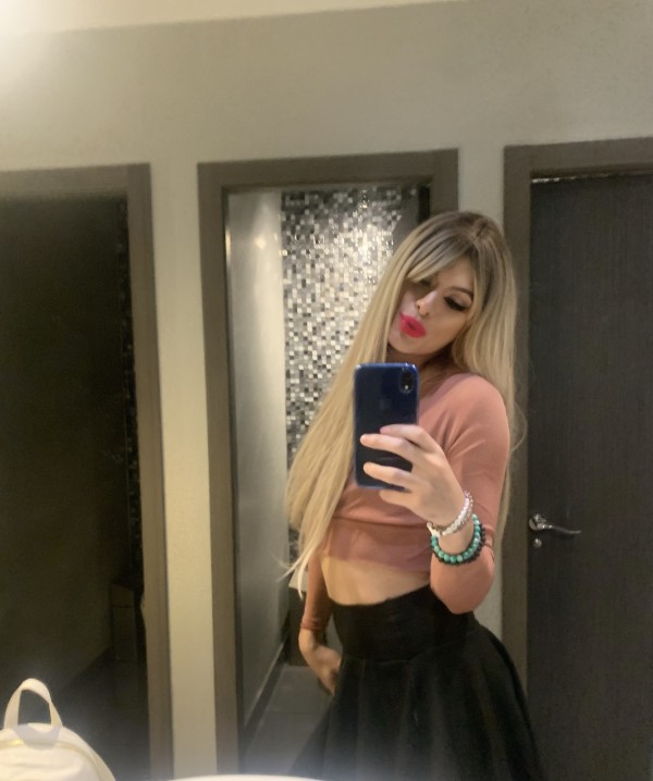 ALEJANDRA LINDA RUBIA TRANS FEMENINA SEXY HERMOSA