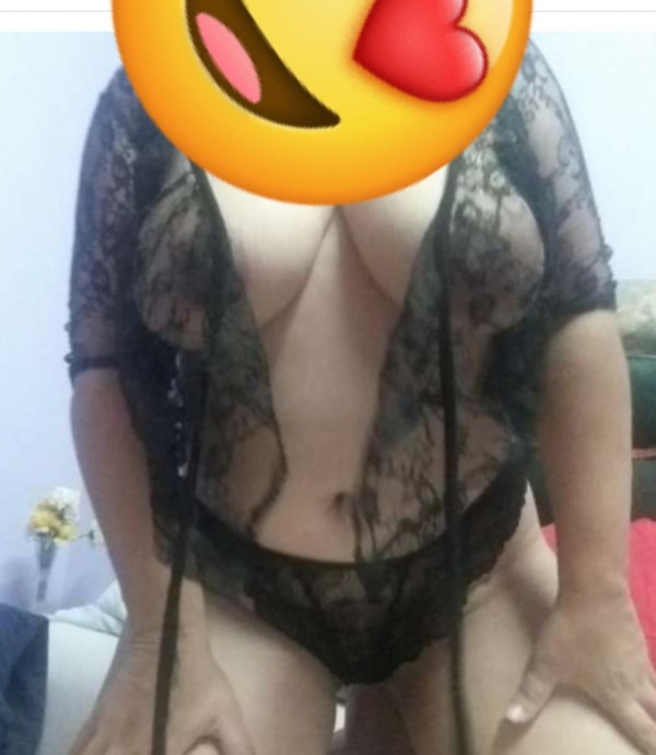 Madura me encanta que me coman la teta trato de novio