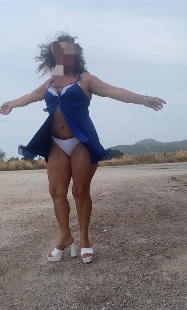 Latina madurita 51 años  fuego total