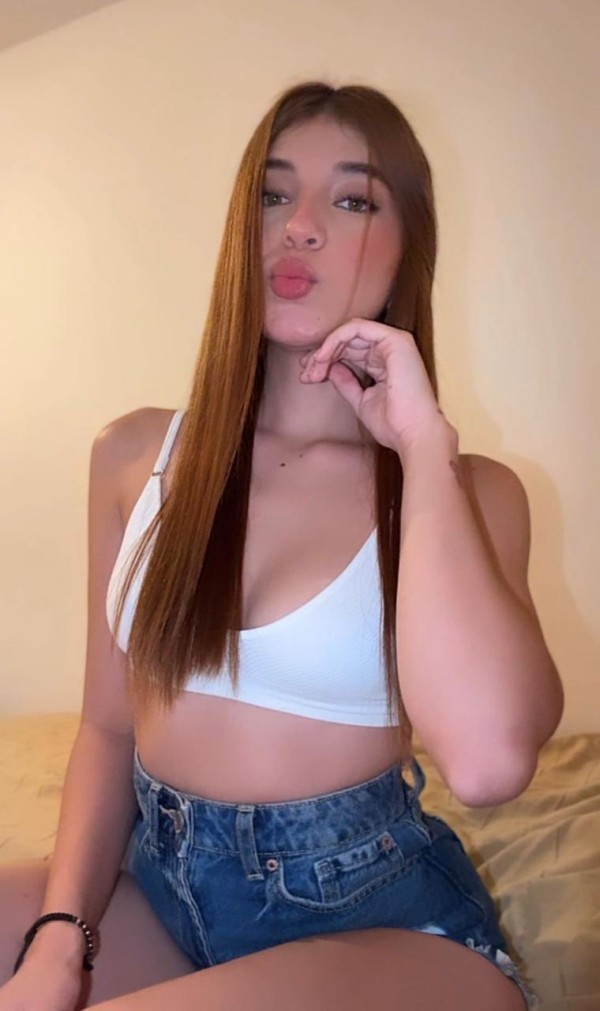 Jovencita sexy de cuerpo esbelto