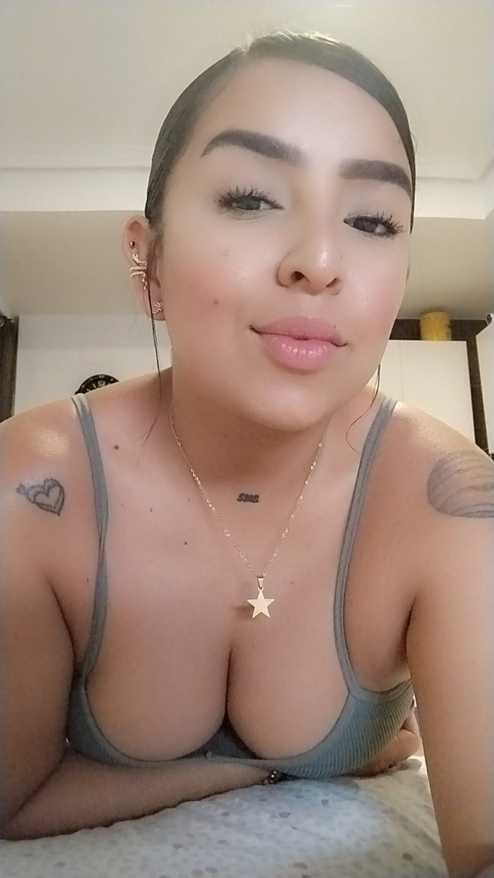 UNA LATINA HERMOSA, JOVEN,  SENSUAL Y FIESTERA