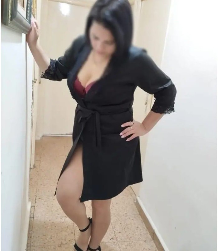 MUJER MADURA LATINA GUAPISIMA D PASO POR TU CIUDAD