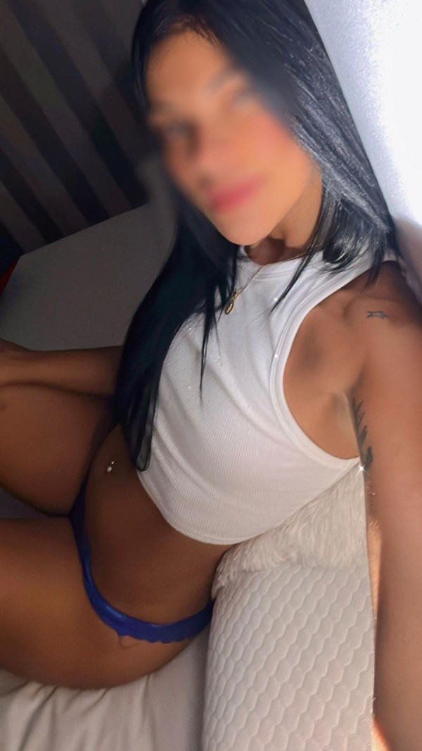 COLOMBIANA de 23 Años  / 23 Year-Old COLOMBIANA