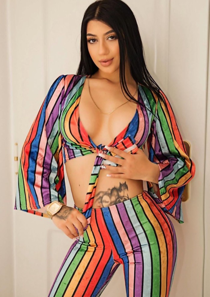 joven colombiana delgada alta y muy cariñosa