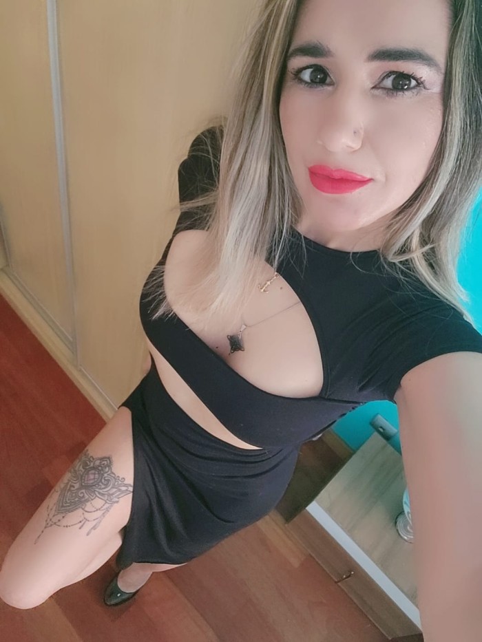 SENSUAL ARDIENTE MUJER DE CURVAS PERFECTAS