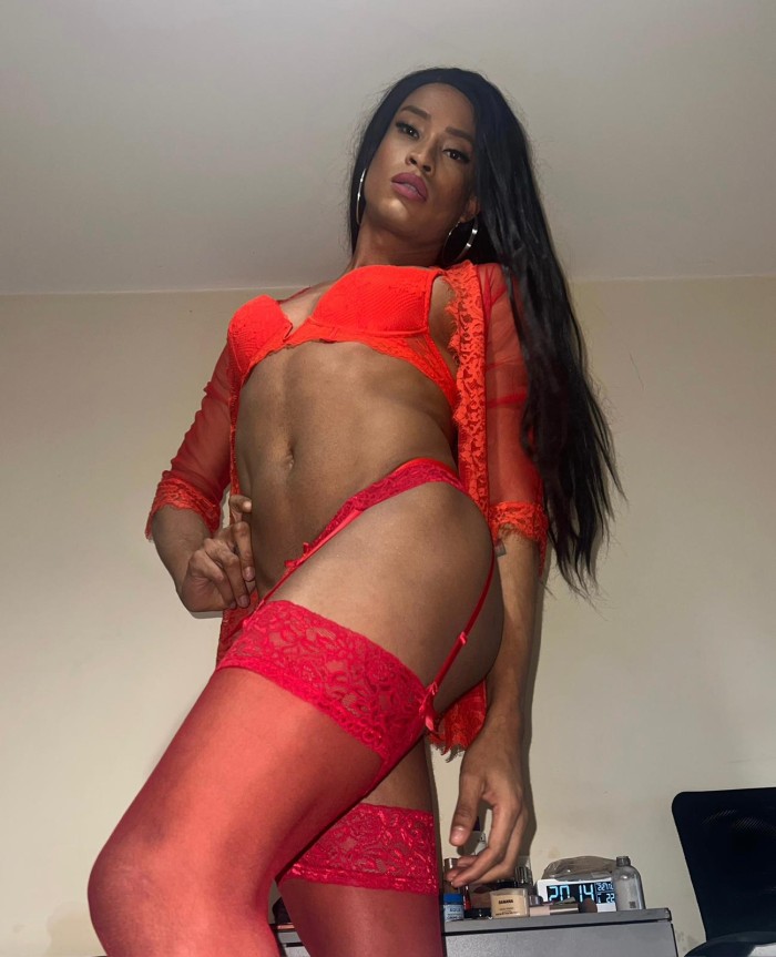 DELICIOSA CHICA TRANS MUY POLLONA Y FEMENINA