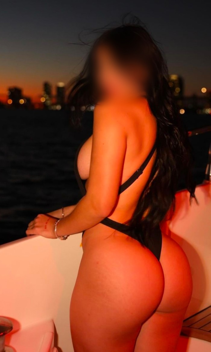 JOVEN COLOMBIANA CULTA ELEGANTE Y MUY SENSUAL