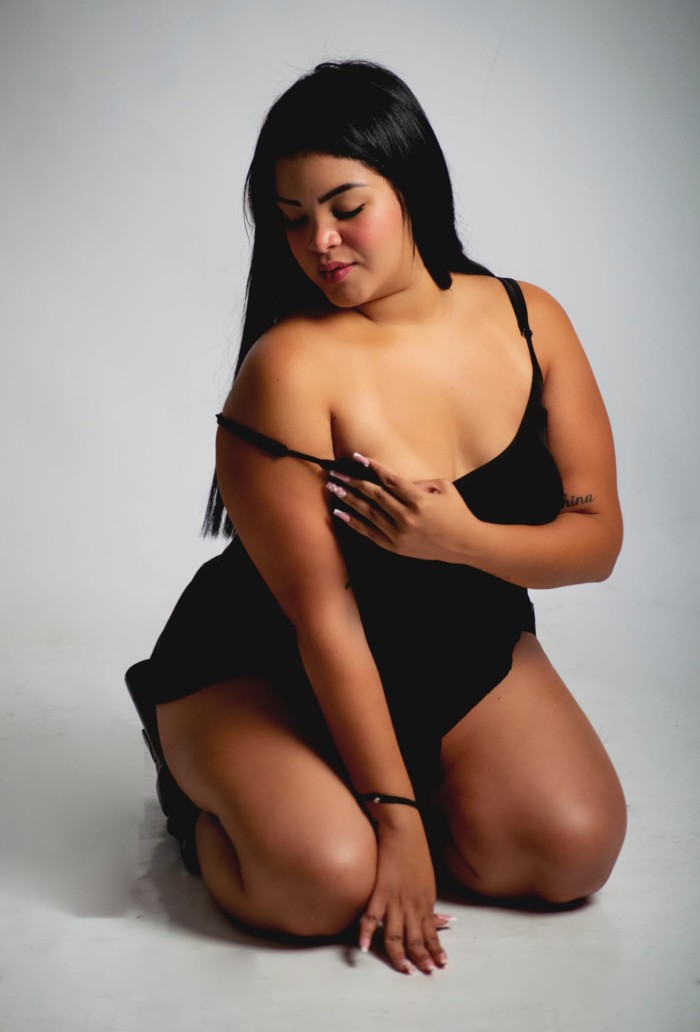 Jovencita curvy dispuesta a darte mucho cariño