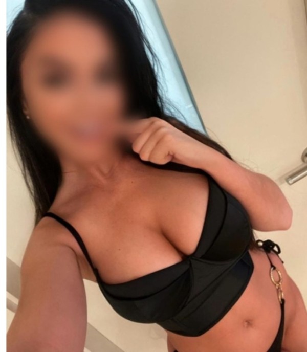 Bella morena implicada y muy sexy trato de novios