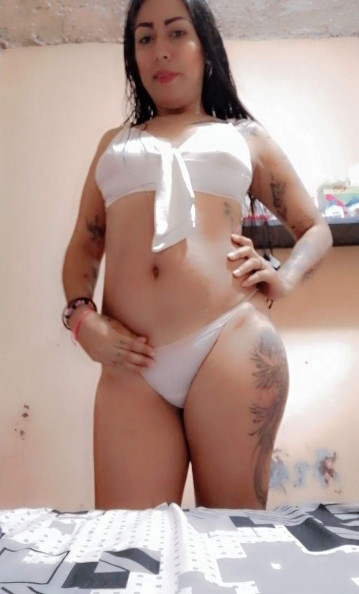 Latina disponible para tus ratos libres