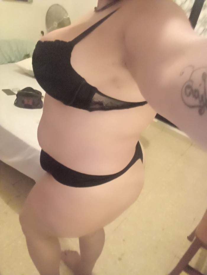 MUJER ESPAÑOLA CURVY  EN AGUADULCE