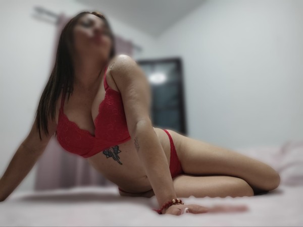 ARDIENTE, ENCANTADORA Y SENSUAL LATINA