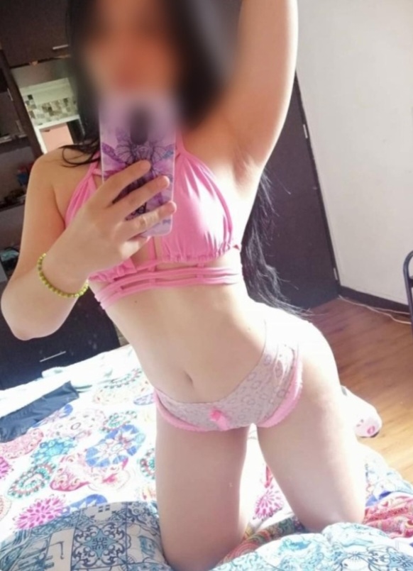 Bella guapa delgada implicada y muy juguetona