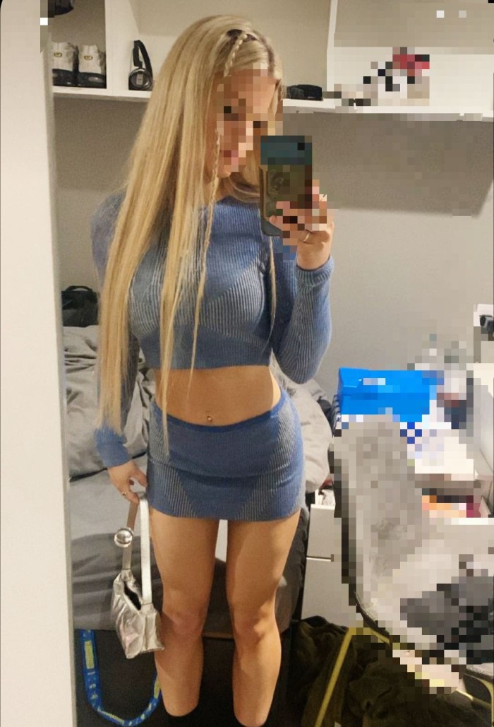 RUBIA JOVENCITA SUPER FLEXIBLE Y GUAPA