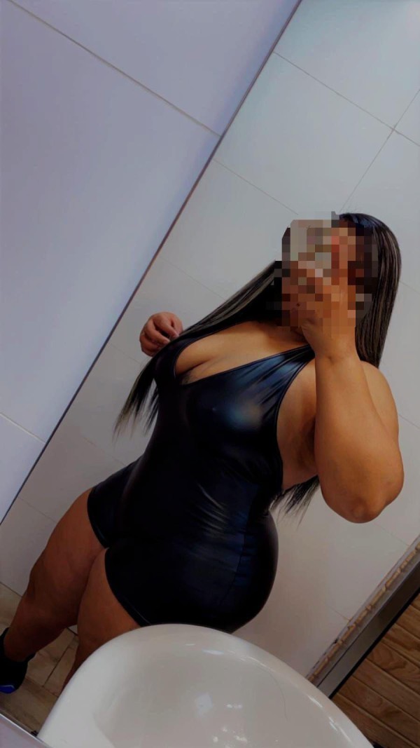 MORENA MUY CALIENTE CON CULO Y CHOCHO GRANDE FIESTERA LAS 24 HORAS SALIDAS