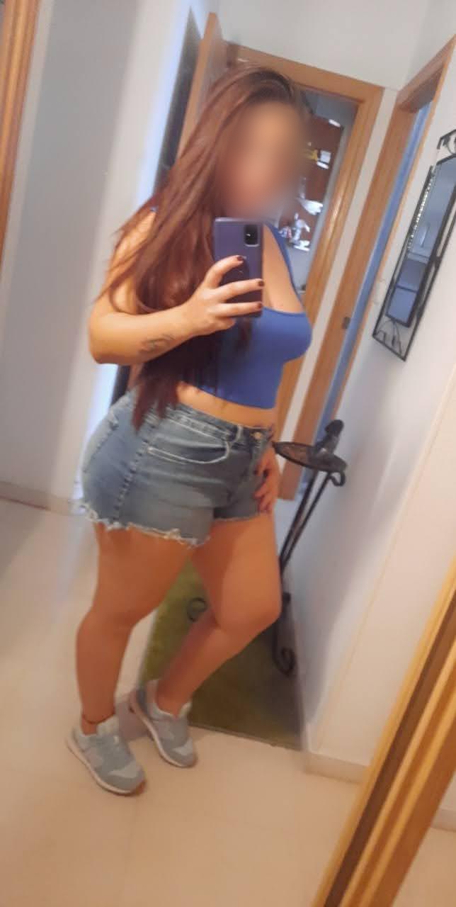 Latina joven y cariñosa