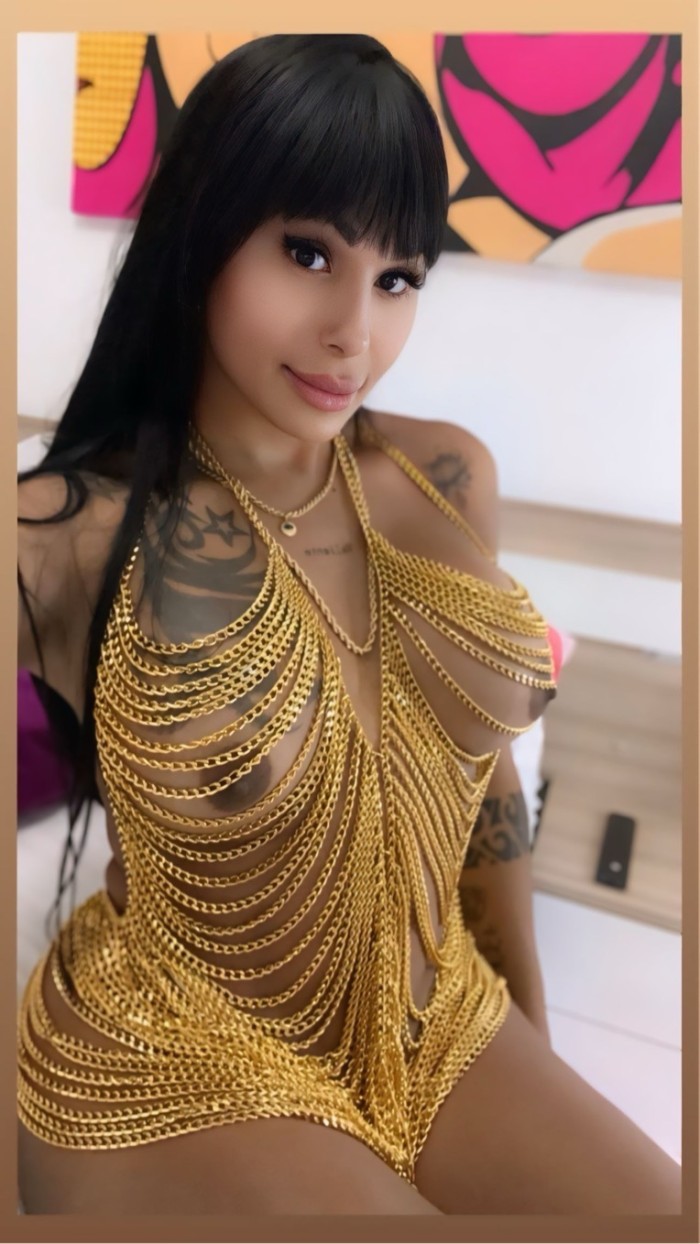 SEXY LATINA BIEN CACHONDA MORENAZA FOTOS REALES