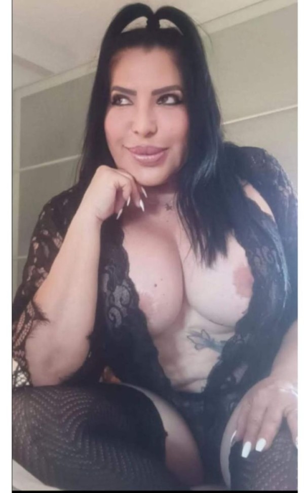 Mujer madurita ardiente y jugosa con buenas tetas.