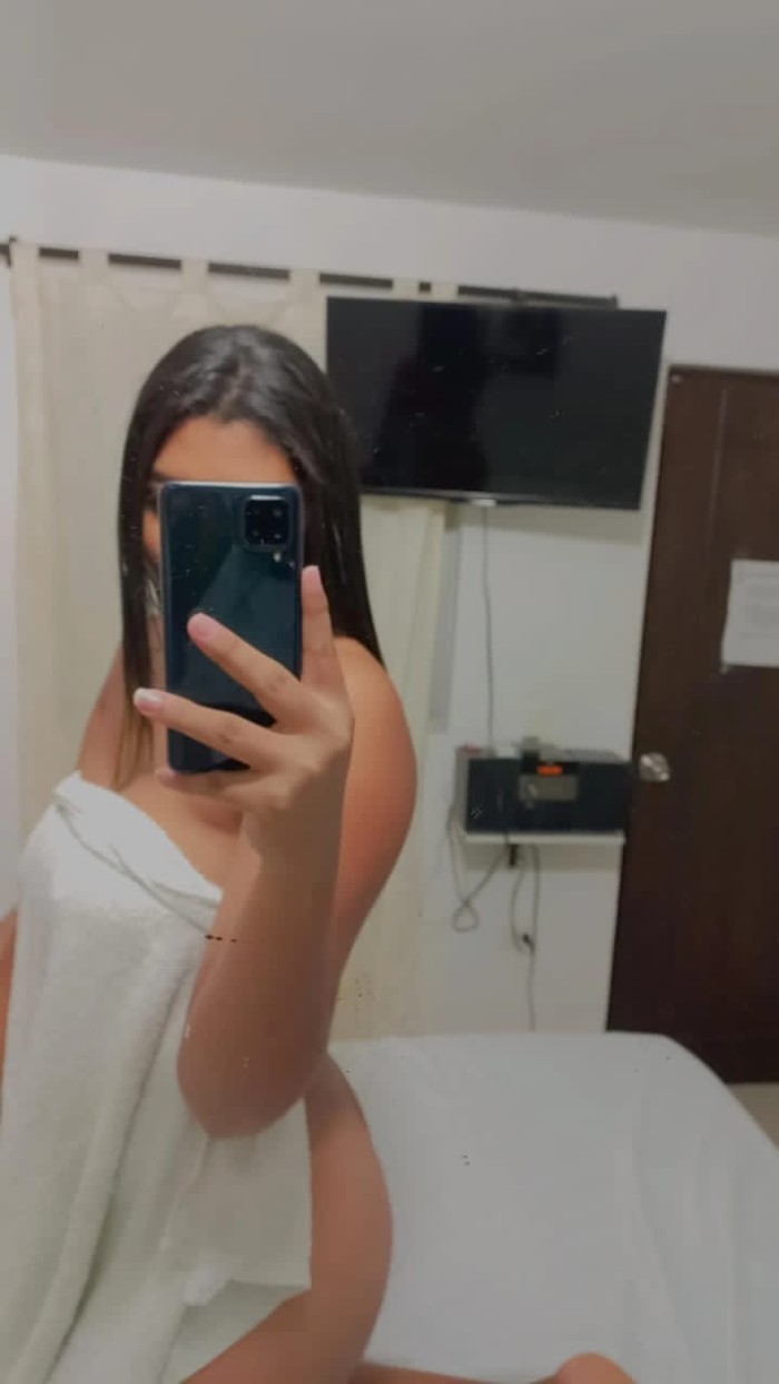 DELICIOSA MORENAZA EN BUSCA DE MUCH9O SEXO 24 HORA