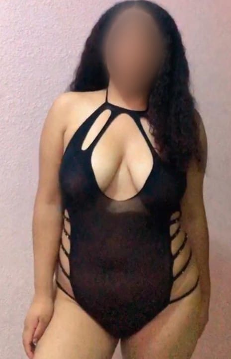 Joven morena latina exuberante de lindo cuerpo