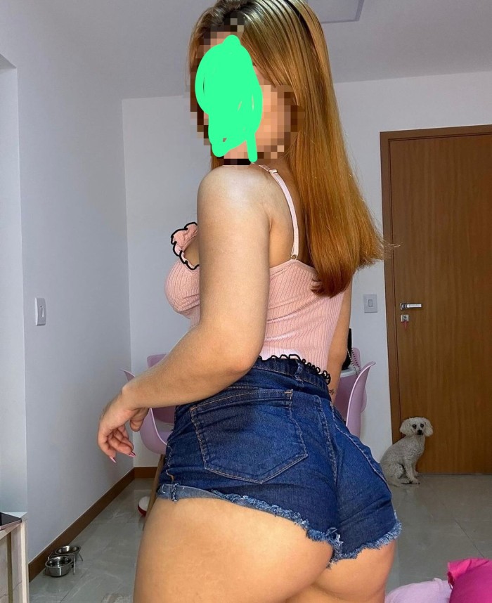 Hola soy Daniela latina 20 años fiestera