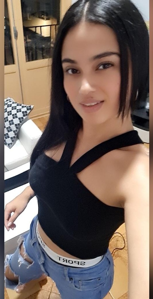 Chica latina guapa complaciente fiestera