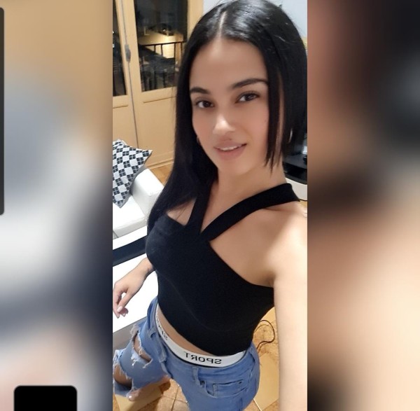 Chica latina guapa complaciente fiestera