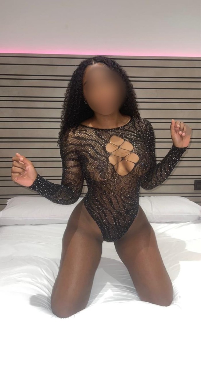 EXQUISITA MULATA DE PASO POR LA ZONA//PACK DE HORA