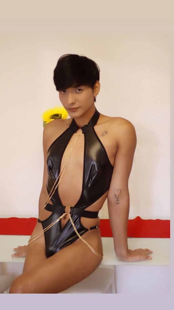 Chanel dulce y encantadora travesti femenina