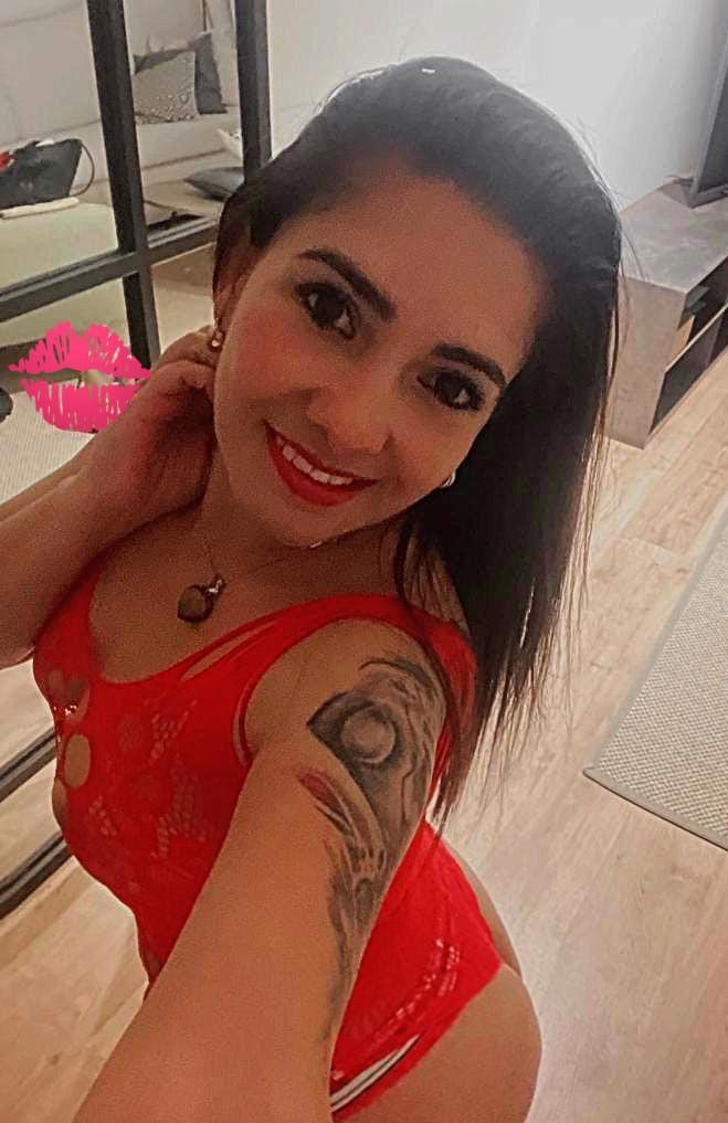 LATINA FIESTERA CON  MUCHA SENSUALIDAD E IMPLICACIÓN