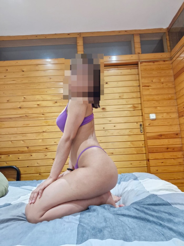 VALERY… ARDIENTE Y TODA UNA PERRA EN LA CAMA