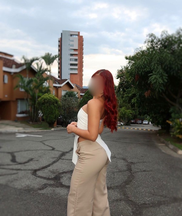 JOVENCITA PELIRROJA SENSUAL Y DE BUEN ROLLO