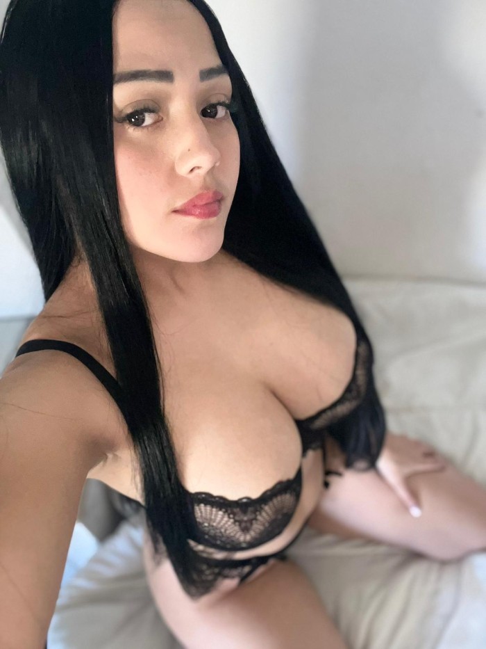 UNA LATINA HERMOSA CON GANAS DE COMPLACERTE