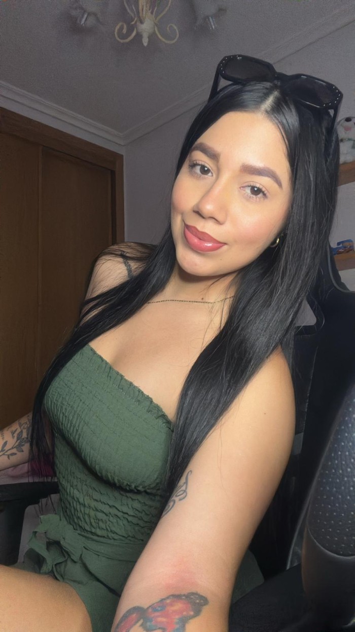 MORENA HERMOSA CON CURVAS DE INFARTO