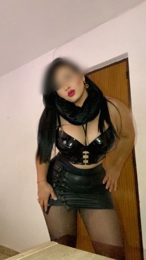 Sexy Latina exuberante