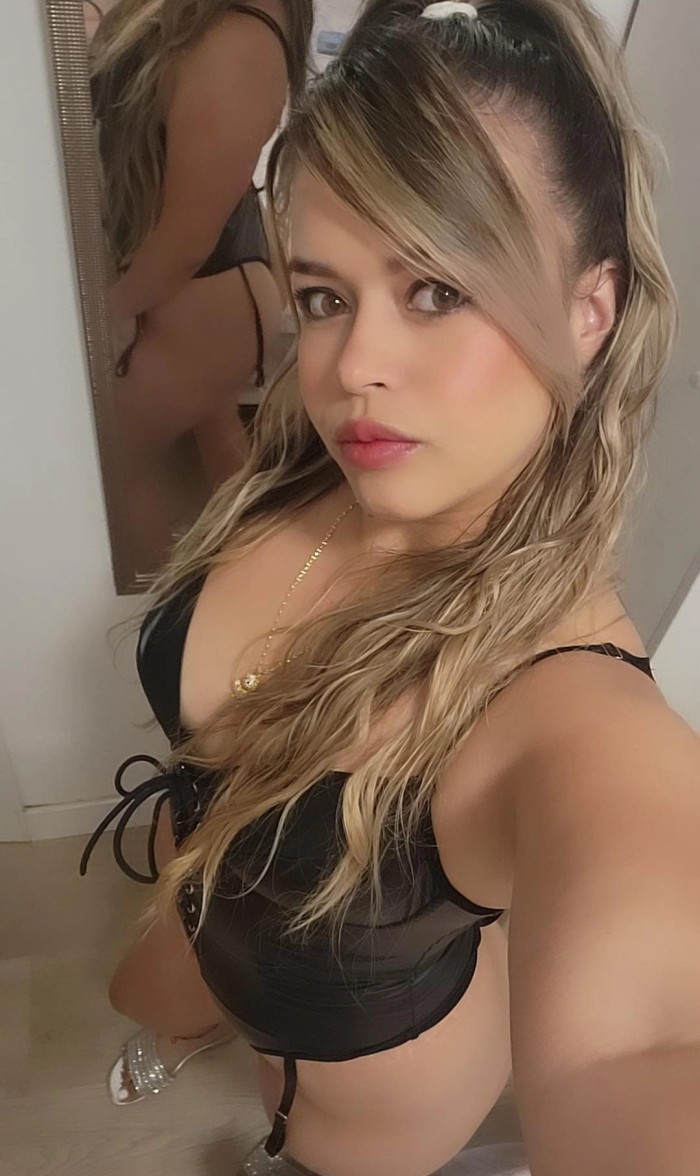 Rubia fiestera,encandora, implicada con ganas de s