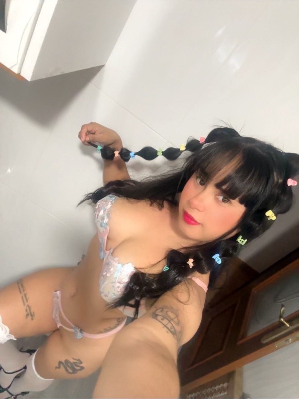 CHICA COLOMBIANA CON VIBRANTE ENERGIA